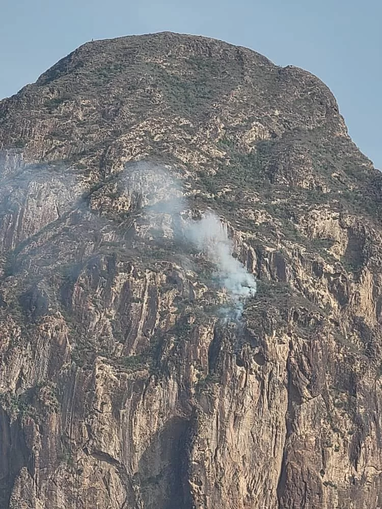 صواعق رعدية تضرب قمة جبل