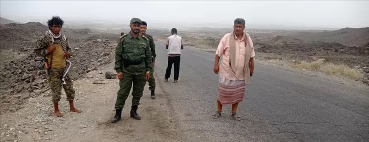 أمن أبين يباشر التحقيقات في جريمة مقتل الجندي أكرم المرقشي بمسرح الجريمة في العرقوب