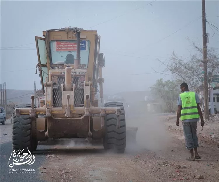 مبادرة صيانة الطريق الدولي تصل إلى صرة النخعيين بجهود العميد ناصر عبدربه