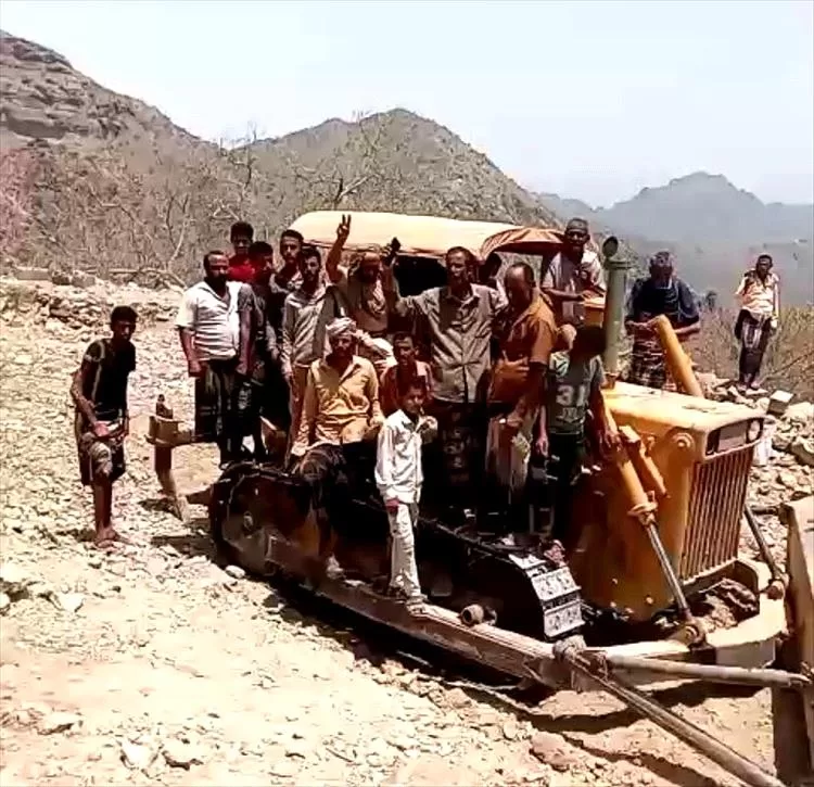 مشروع الأمل... مبادرة شعبية لإصلاح طريق الحياة في العقلة حيد ردفان