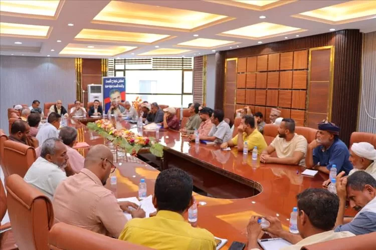 السلطة المحلية في خورمكسر تعقد اجتماعًا موسعًا لمناقشة تطوير آليات عمل اللجان المجتمعية بالأحياء