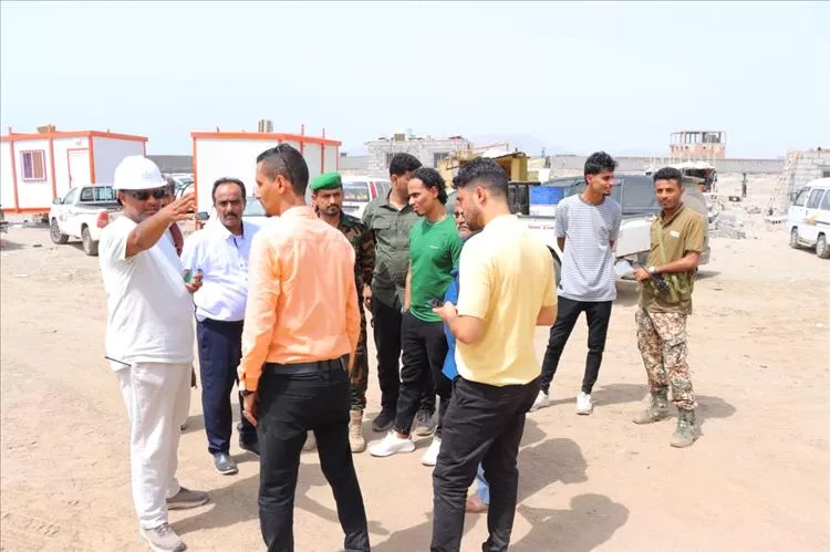 الزهري والسقاف يطلعان على سير الأعمال الإنشائية بمشروع بناء المستشفى الحديث بخور مكسر