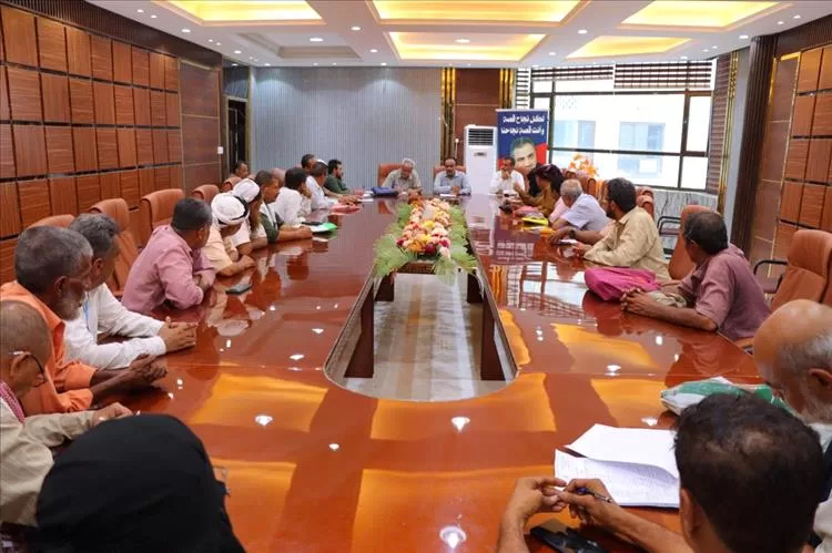 الزهري يترأس اجتماعًا للجان المجتمعية بخور مكسر ويؤكد على تعزيز دورها الخدمي والتنموي