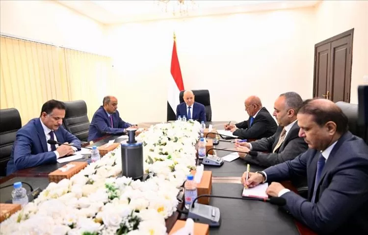 العليمي يبحث إنقاذ الاقتصاد في اجتماع رفيع بقصر معاشيق ويشيد بالدعم الخليجي