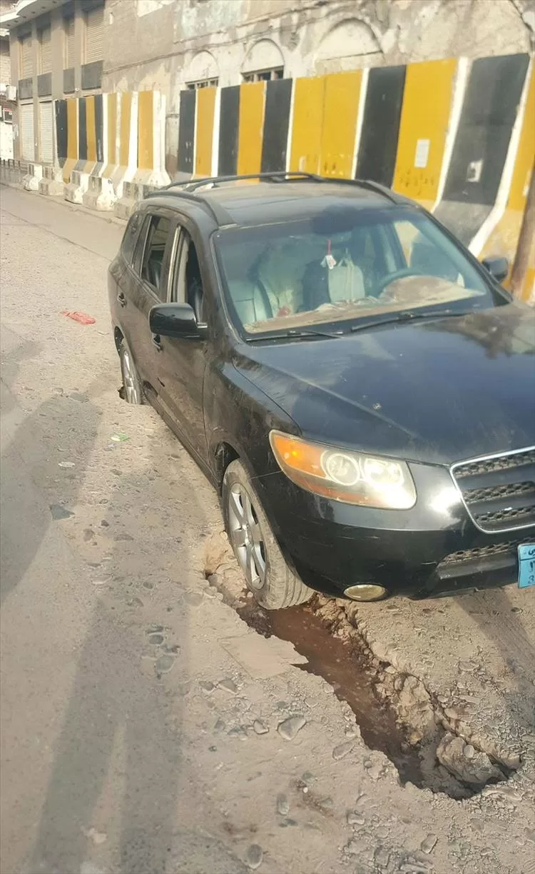 هبوط أرضي مفاجئ أمام البنك المركزي بعدن يؤدي إلى سقوط سيارة ومياه المجاري تكشف خللاً في البنية التحتية