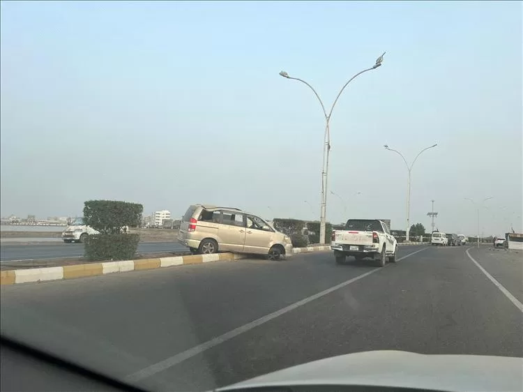 حادث مروري بخط المملاح يربك حركة السير في العاصمة عدن