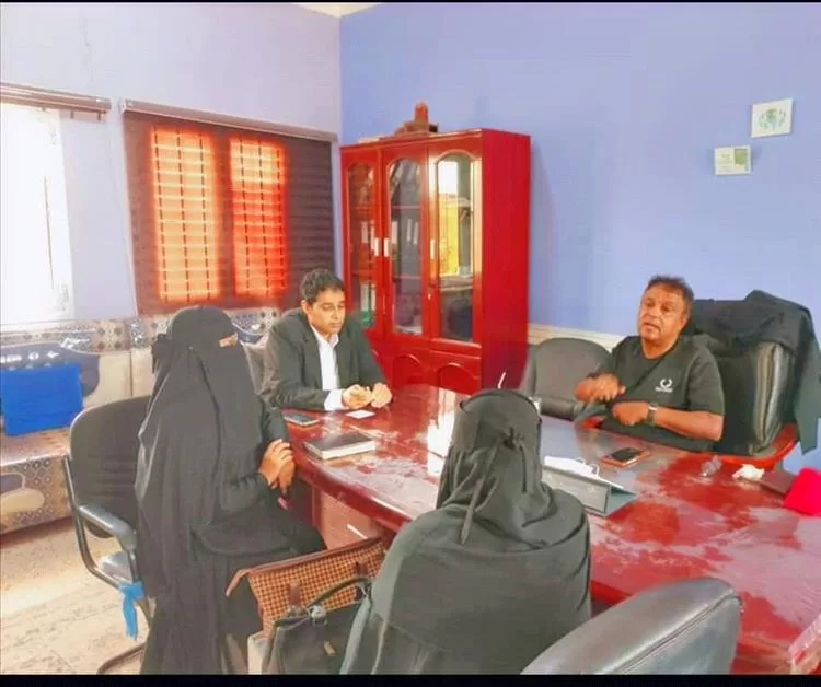 رئيس جهاز محو الأمية في المناطق المحررة يتفقد إدارة محو الأمية بعدن ويشيد بنشاطها