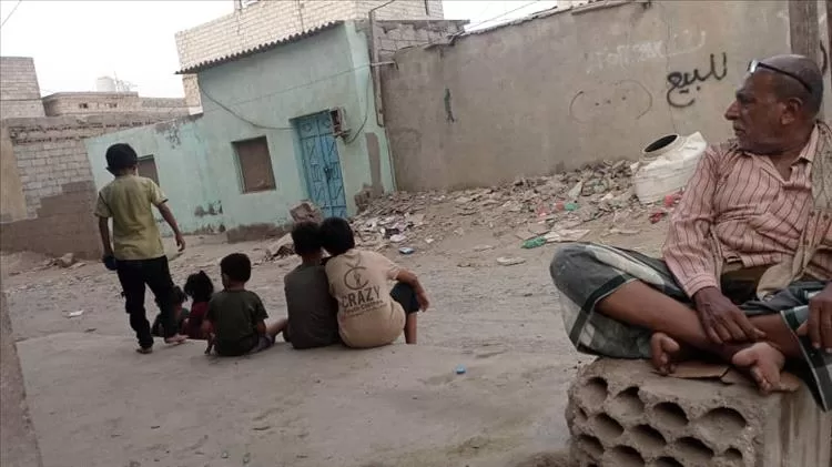 عدن.. الناس في الشوارع على أمل عودة الكهرباء