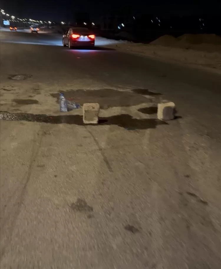 شباب عدن يشقّون طريق الأمل بجهود ذاتية: مبادرة لردم الحفر وتحسين الطرق