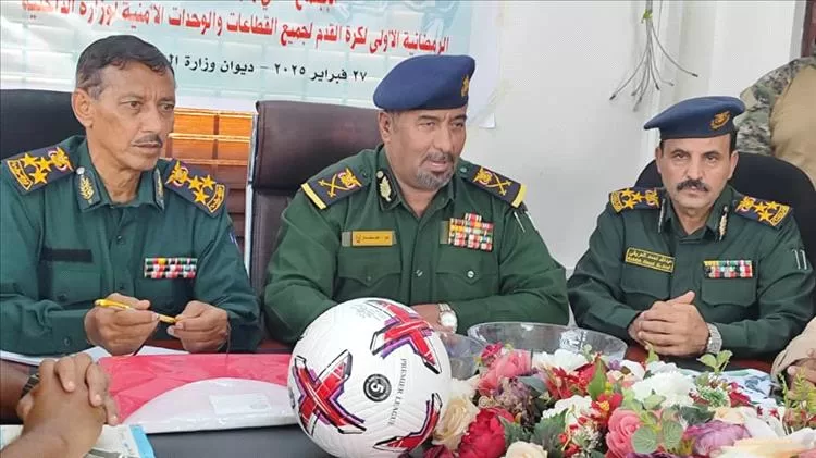 قيادة وزارة الداخلية تقوم بواجب العزاء إلى منزل الكابتن نور الدين عبدالغني