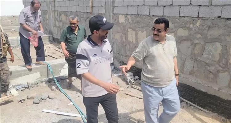 مدير عام المنصورة يتفقد مشروع "بناء صالة للألعاب لنادي أهلي عدن الرياضي"