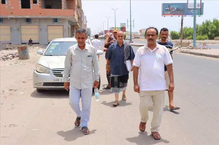 مدير عام خورمكسر يسلم مشروع إعادة تأهيل الرصيف الجانبي لشارع الكورنيش للجهة المنفذة