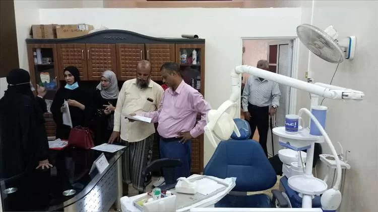 مكتب الصحة بعدن يشدد الرقابة الصحية ويضبط المخالفين في العيادات والمراكز الصحية بالبريقة