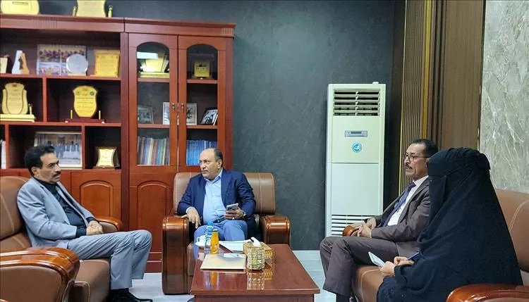 نائب وزير الصناعة يبحث مع سفير اليمن لدى إندونيسيا سبل تعزيز التعاون الاقتصادي والتجاري