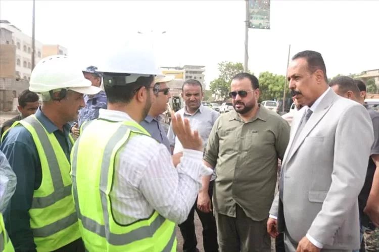 وزير الأشغال يتفقد مشروع إعادة تأهيل طريق دوار الملعب – جولة السيلة بعدن