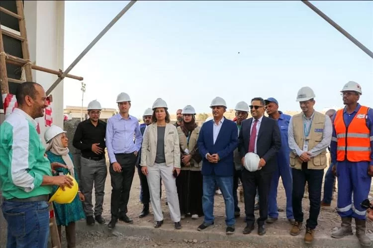 وزير المياه ووفد البنك الدولي يطلعان على سير العمل في مشروع محطة ضخ المياه بمنطقة البرزخ