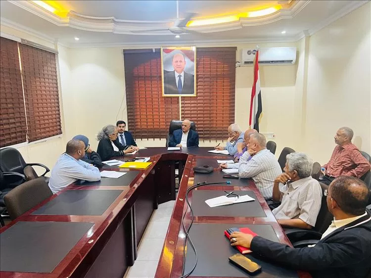 وزير المياه يبحث مع اليونيسيف الآليات العاجلة لإمدادات المياه في مدينة تعز