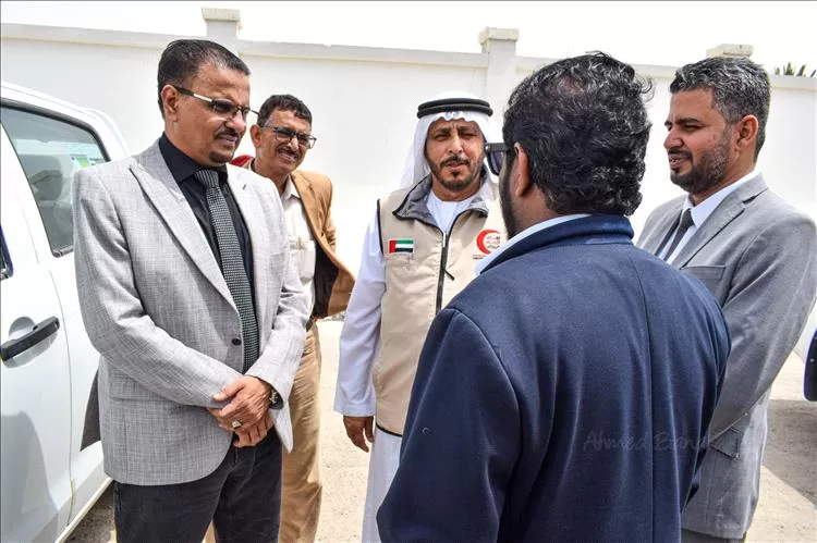 الأمين العام لمحلي حضرموت يسلّم سيارات دعم للإدارات الخدمية بالمحافظة