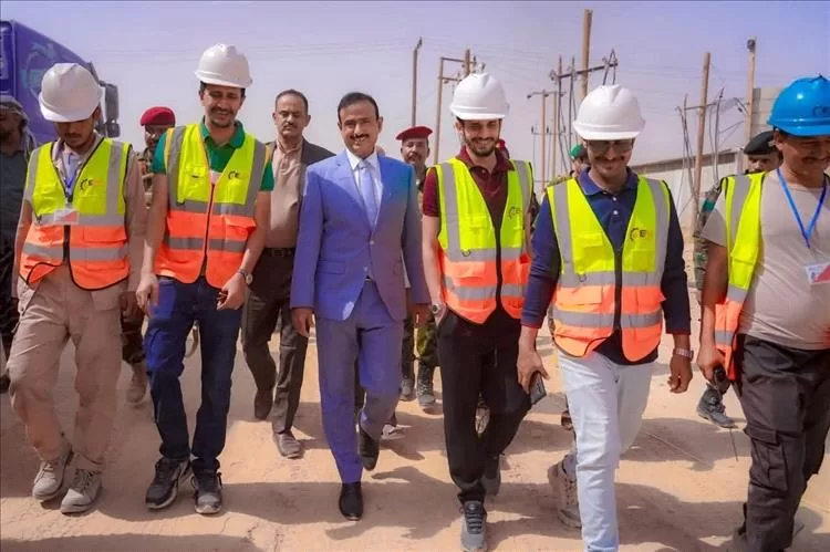 المحافظ بن الوزير يتفقد سير العمل في عدد من المشاريع الخدمية بمدينة عتق ويشيد بدعم الأشقاء في دولة الإمارات