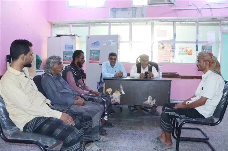 مدير عام المحفد ومكتب الصحة يعقدان إجتماعاً مع مشرفي الوحدات الصحية بالمديرية