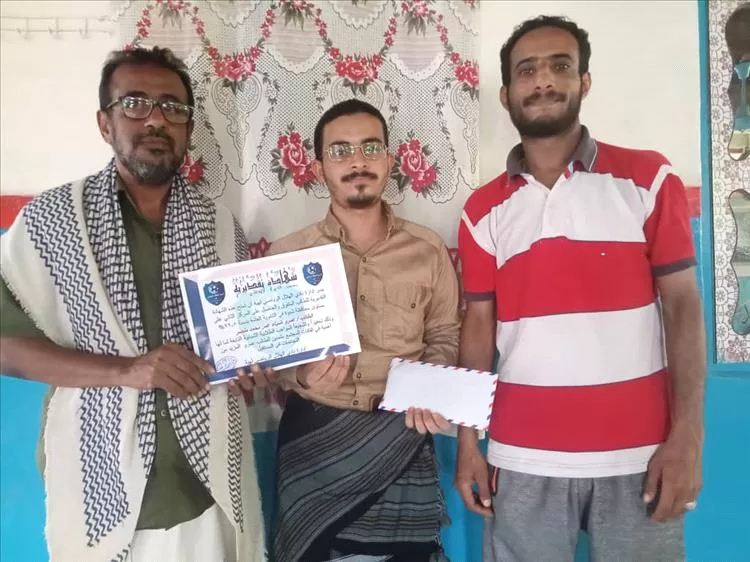 هلال لهية يكرم الطالب عمرو منصر لحصولة على المركز الثاني في نتائج الثانوية العامة بشبوة