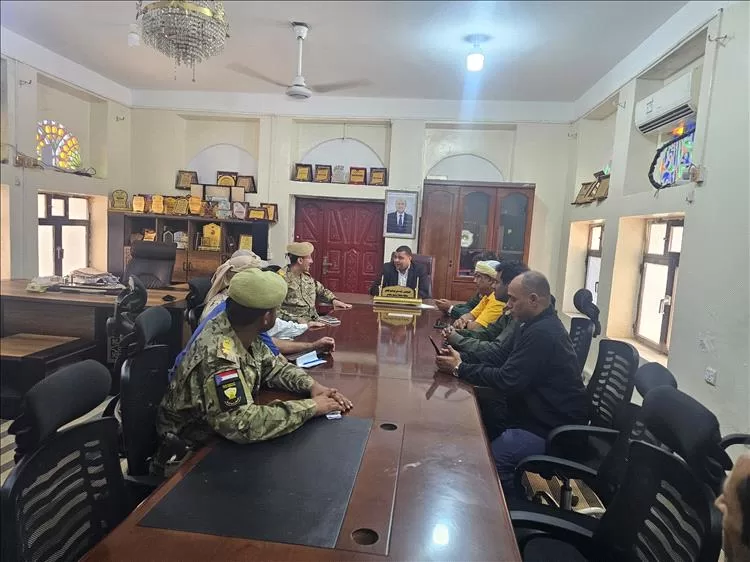وكيل أول محافظة سقطرى يلتقي أركان ألوية الحماية الرئاسية العميد أوسان العنشلي لبحث القضايا الأمنية والعسكرية