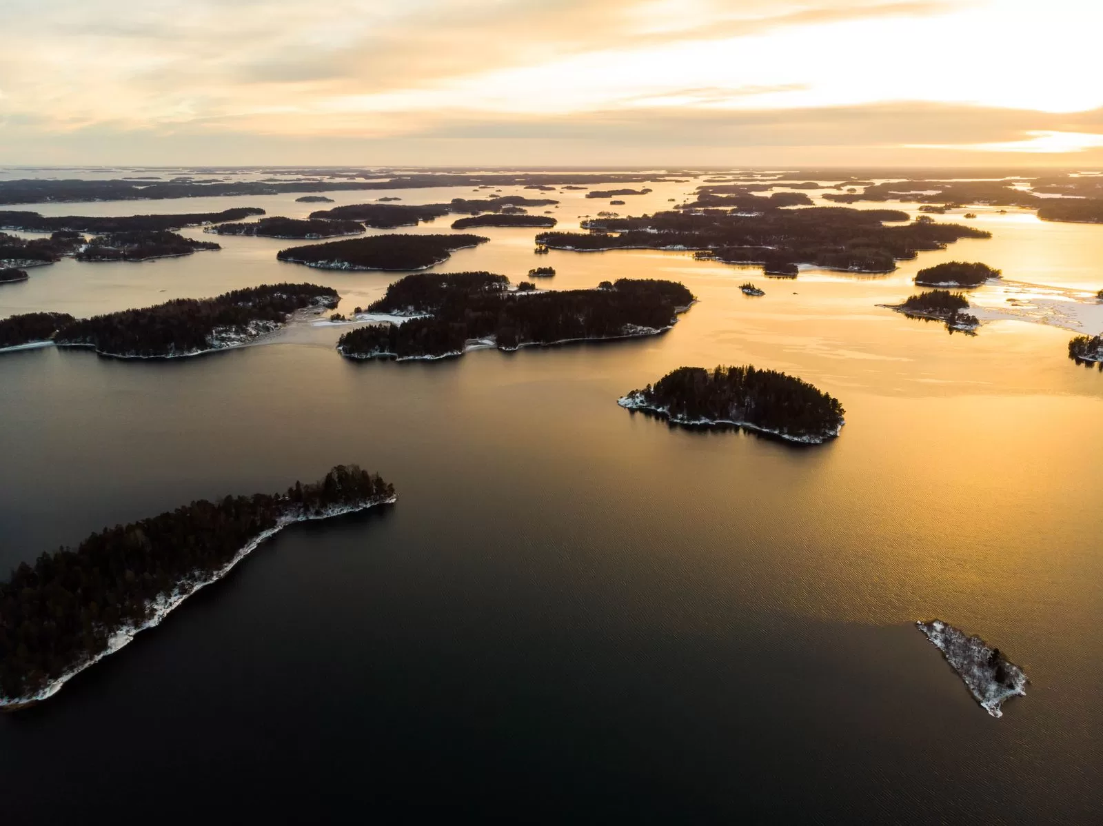 الصورة قد تحتوي على الهواء الطلق، الأرض، الطبيعة، البحر، الماء، البحيرة، الساحل ومنظر جوي