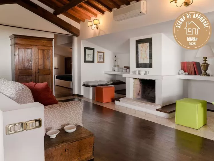 الصورة قد تحتوي على: ديكور منزلي، عمارة، مبنى، أثاث، داخل، غرفة معيشة، غرفة، تصميم داخلي، ومدفأة