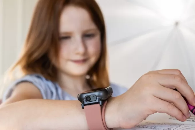 بينويل تقدم ساعة ذكية للأطفال مزودة بروبوت محادثة بالذكاء الاصطناعي