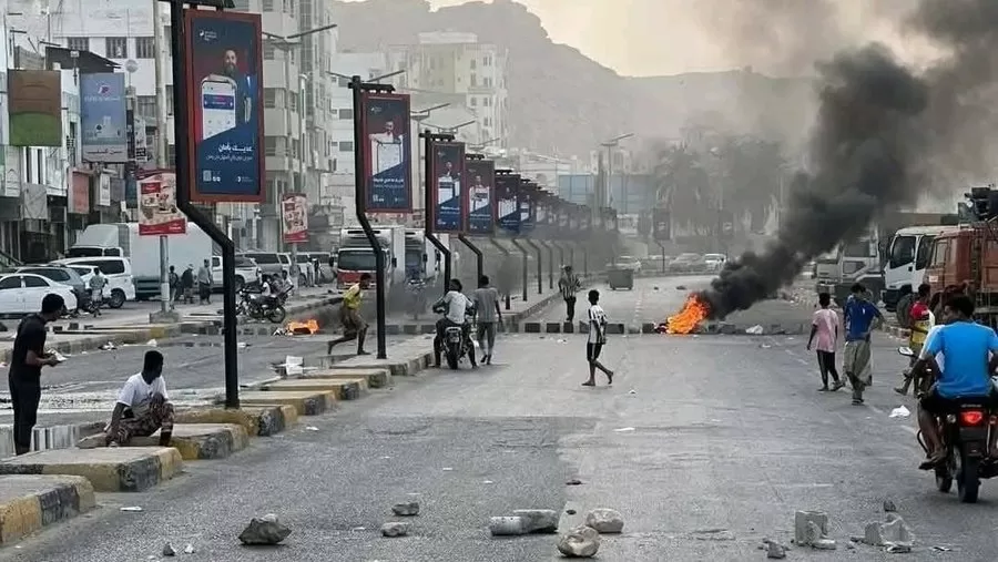تصاعد الاحتجاجات في المكلا وعدن وسيئون احتجاجًا على تدهور الخدمات