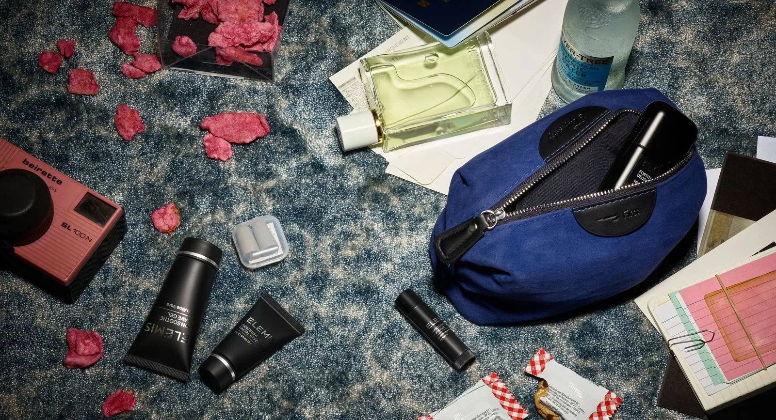 قد تحتوي الصورة على اكسسوارات حقيبة منشور مستحضرات تجميل كرسي وأثاث