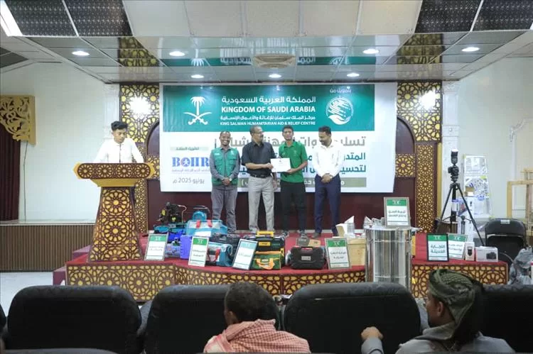بتمويل مركز الملك سلمان للإغاثة.. توزيع أدوات المهنة والمنح التدريبية لـ 125 شاباً في وادي حضرموت
