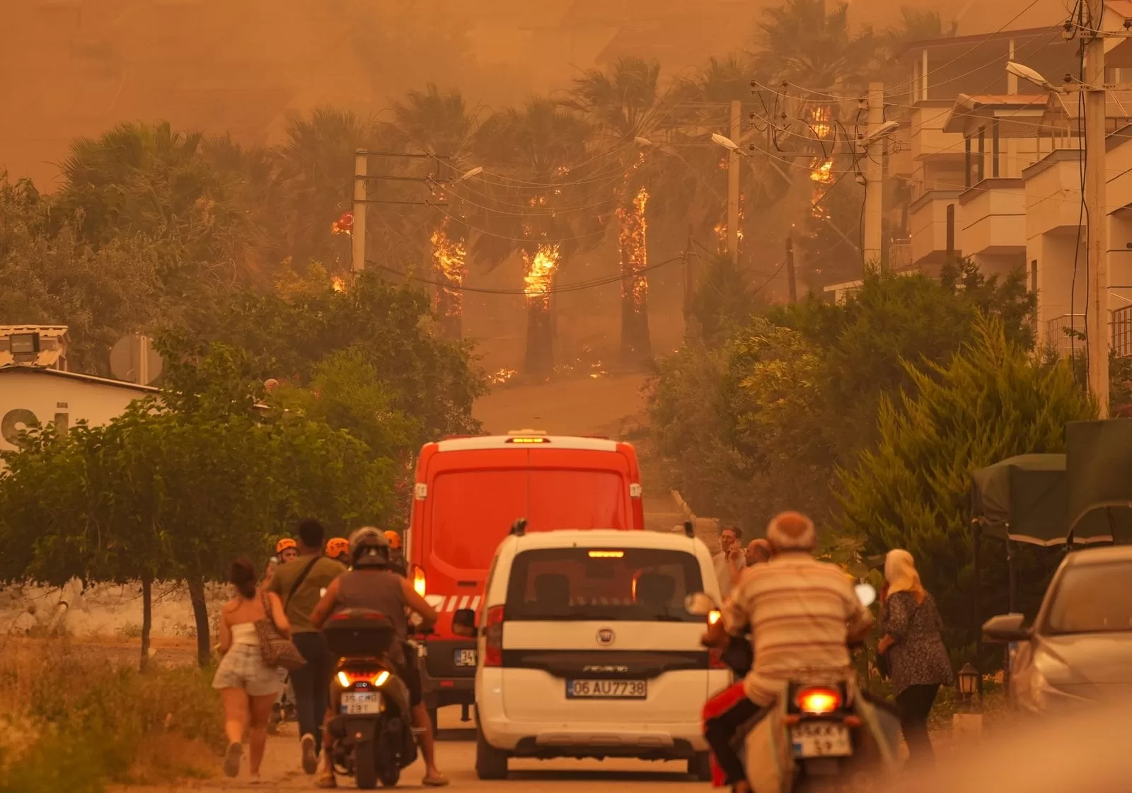 قد تحتوي الصورة على خوذة وإكسسوارات وحقيبة وحقيبة يد وملابس وأحذية وشخص وسيارة ووسائل النقل والمركبات