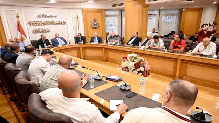 حماية المستهلك والغرفة التجارية يبحثان آليات خفض الأسعار بعد تراجع الد