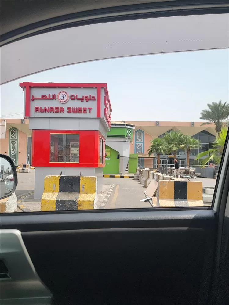 افتتاح محل حلويات في موقف سيارات مطار عدن يثير تفاعلًا واسعًا
