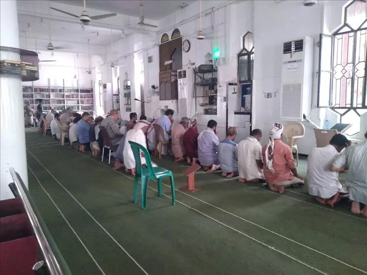 غياب الشيخ صالح اليافعي يترك فراغًا في مسجد الرحمة وأوساط المصلين بالبريقة