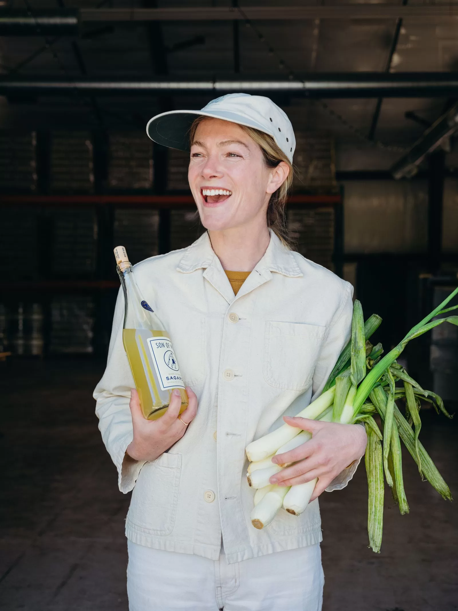 صورة قد تحتوي على نيل ماكاندر شخص بالغ طعام منتج ملابس قبعة إكسسوارات مجوهرات خاتم ونبات