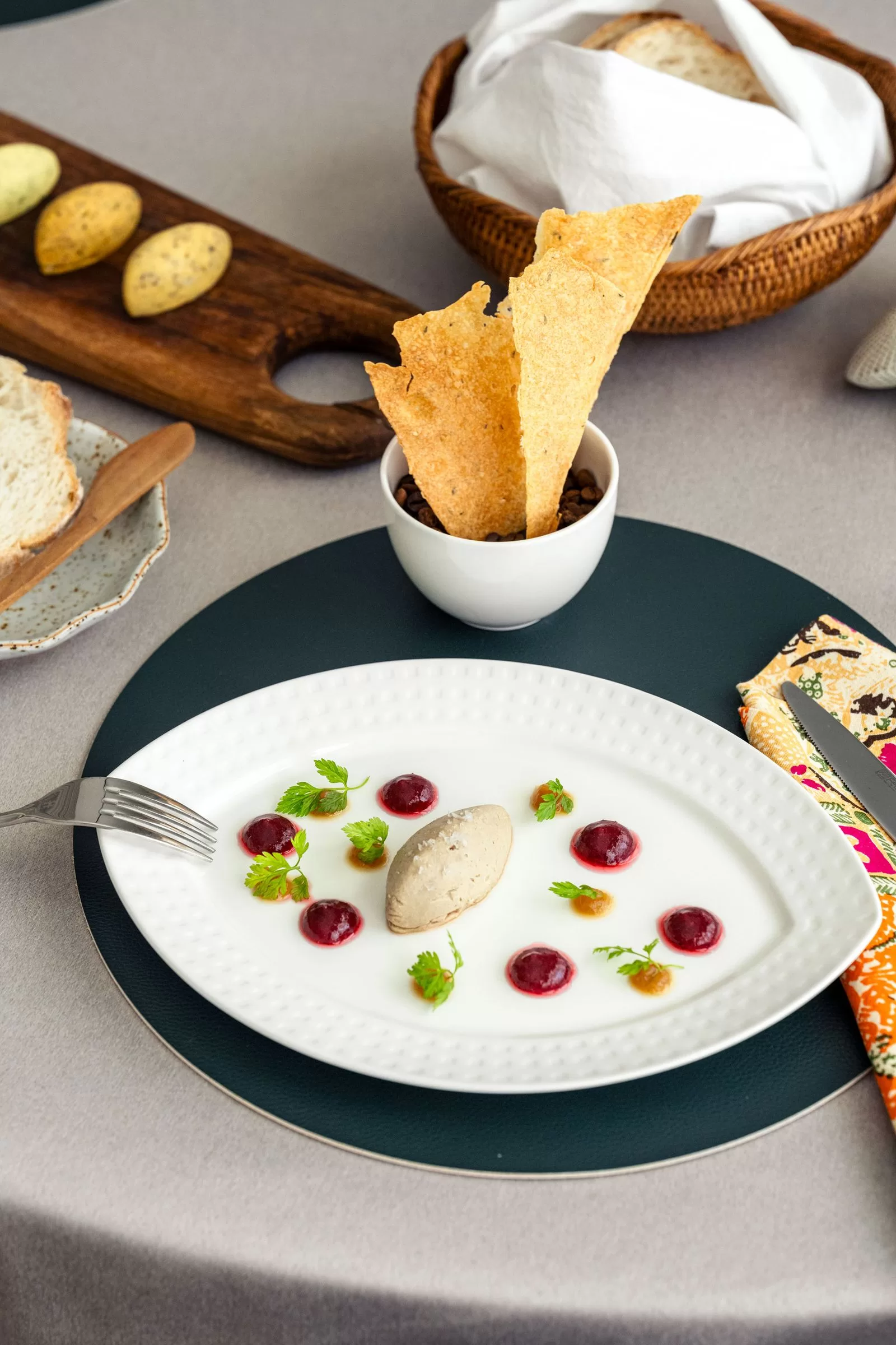 يمكن أن تحتوي الصورة على طعام وعرض طعام وأدوات مائدة وشوكة وصحن وشفرة وسكين وسلاح وفطور وخبز