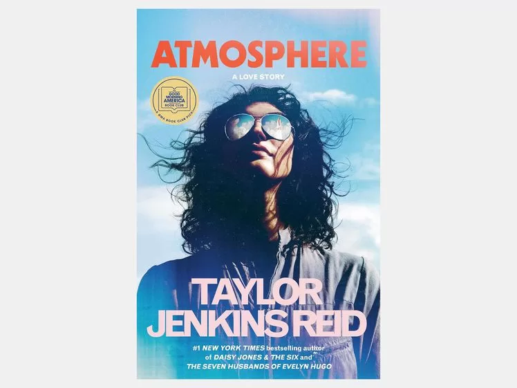 غلاف كتاب يظهر شخصًا يرتدي نظارات شمسية ينظر إلى السماء