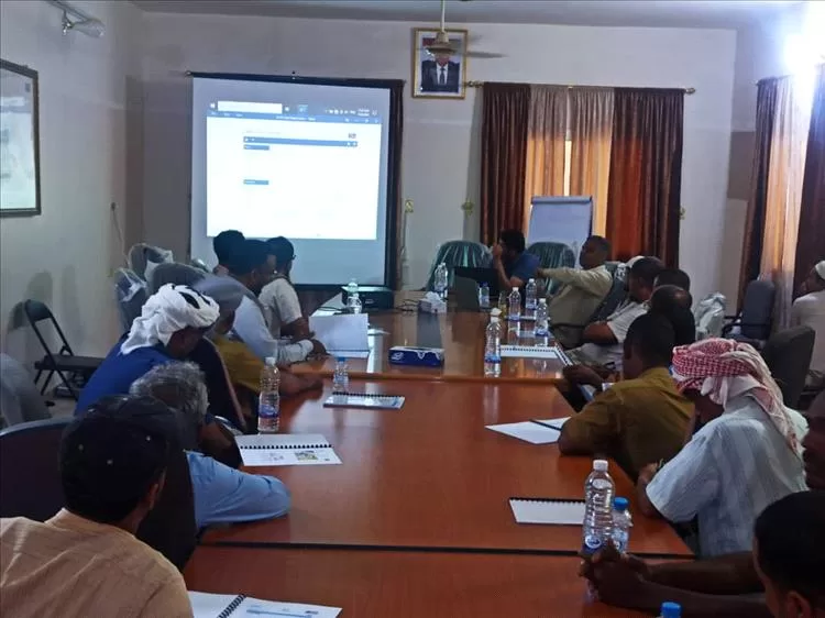 افتتاح دورة تشغيل ومراقبة وصيانة محطة الطاقة الشمسية هجينة بمدينة سيئون..