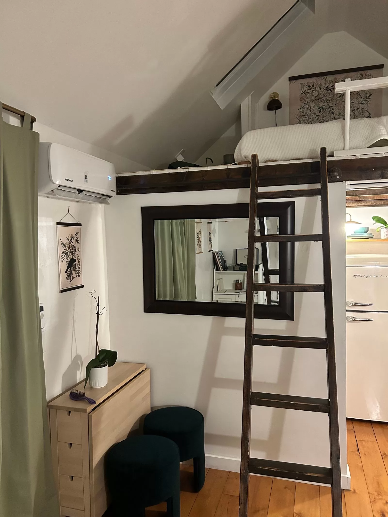 قد تحتوي الصورة على مصباح وهندسة معمارية ومبنى ومنزل ومرافق داخلية وتصميم داخلي وأثاث