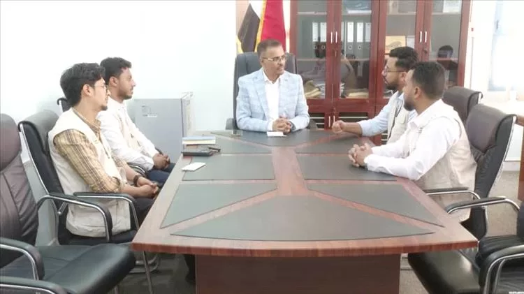 الأمين العام لمحلي حضرموت يناقش التدخلات التنموية للمؤسسة الطبية الميدانية ويشيد بمشاريعها النوعية