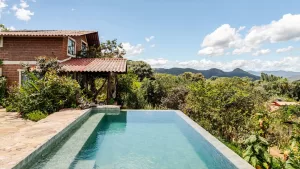 51 مكانًا للإقامة عبر Airbnb مع مسابح مذهلة، من جوشوا تري إلى بحيرة كومو.