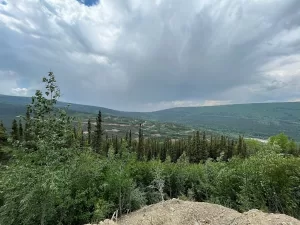 Freegold تصل إلى أعلى مستوى خلال 5 سنوات بعد تحديث موارد القمة الذهبية