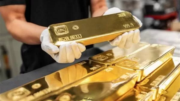 أسعار الذهب تتراجع مع انخفاض الدولار