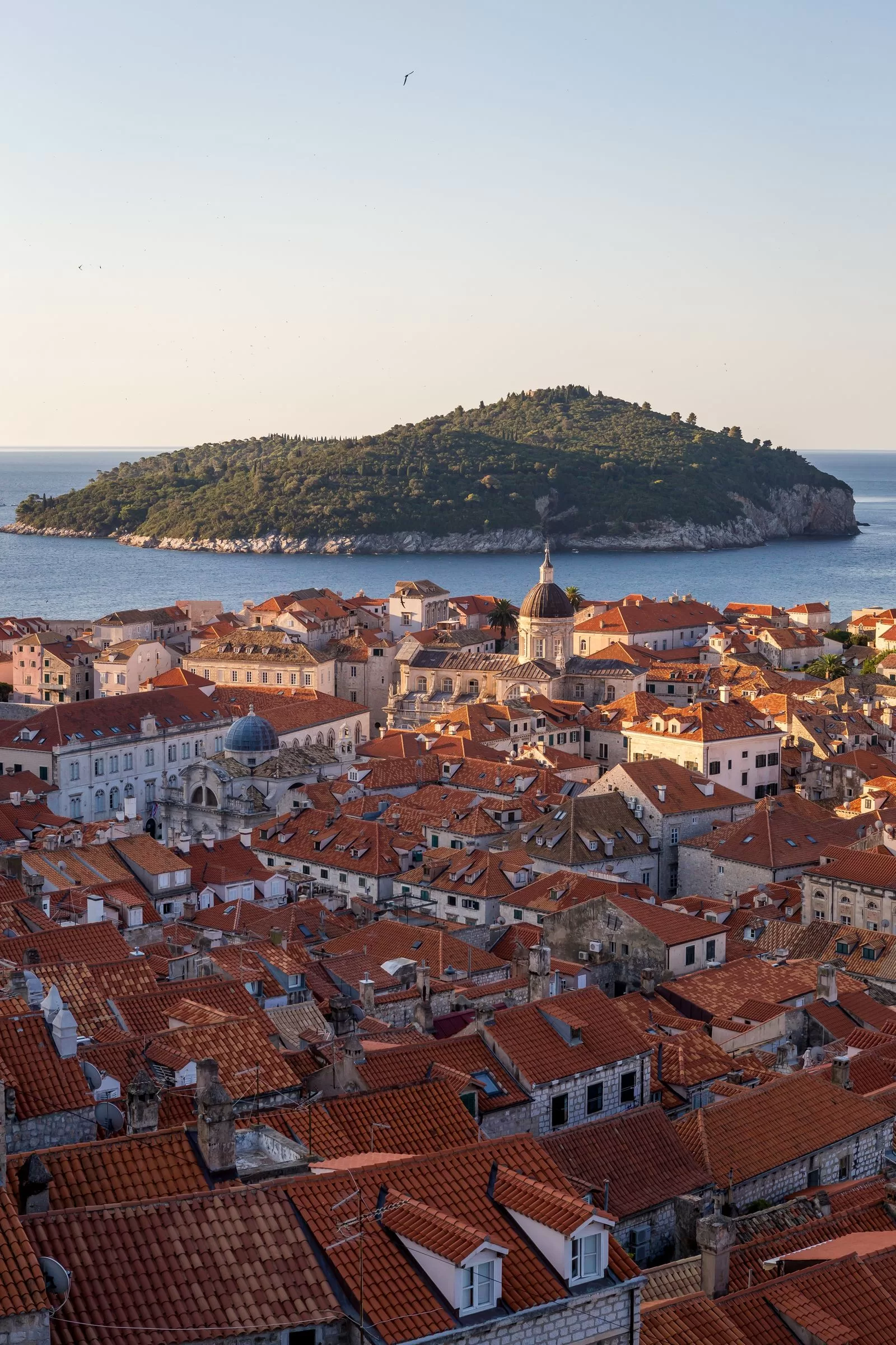 الصورة قد تحتوي على عمارة مبنى منزل سقف أفق مدينة طبيعة الهواء الطلق البحر المياه والمدينة