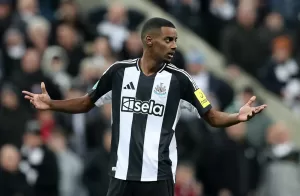 أول خطوة من مدرب نيوكاسل عقب مفاوضات إيزاك مع الهلال | إرم نيوز