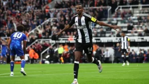 إزالة إيزاك من تشكيلة نيوكاسل لجولة آسيا بعد اهتمام من ليفربول والهلال – سبورت 360