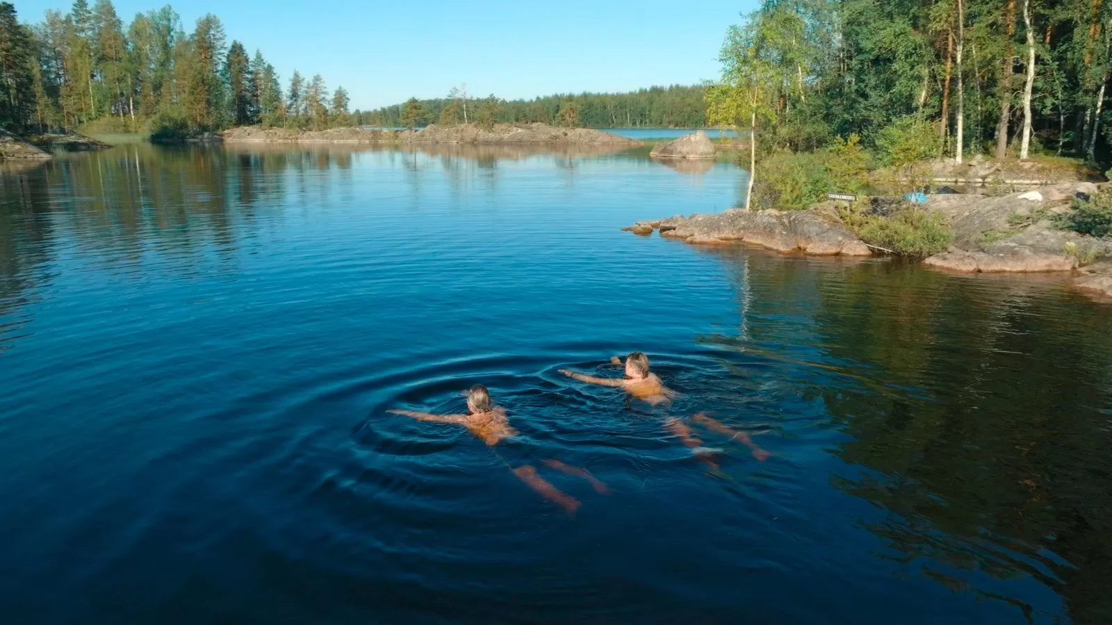 الصورة قد تحتوي على أنشطة ترفيهية، شخص، رياضة، سباحة، مياه، رياضات مائية، الطبيعة، بركة وبحيرة