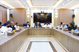 اخبار الجهات المحلية – السقطري والحريزي يتباحثان حول مشاريع التنمية مع المسؤولين في السلطة المحلية بالمحافظة